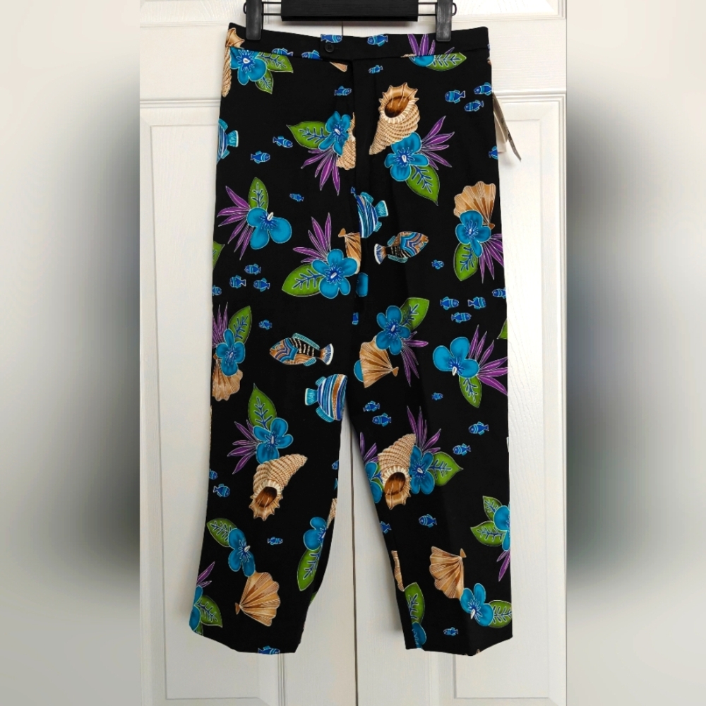 Briggs New York Black Floral & Tropical Print Capris
